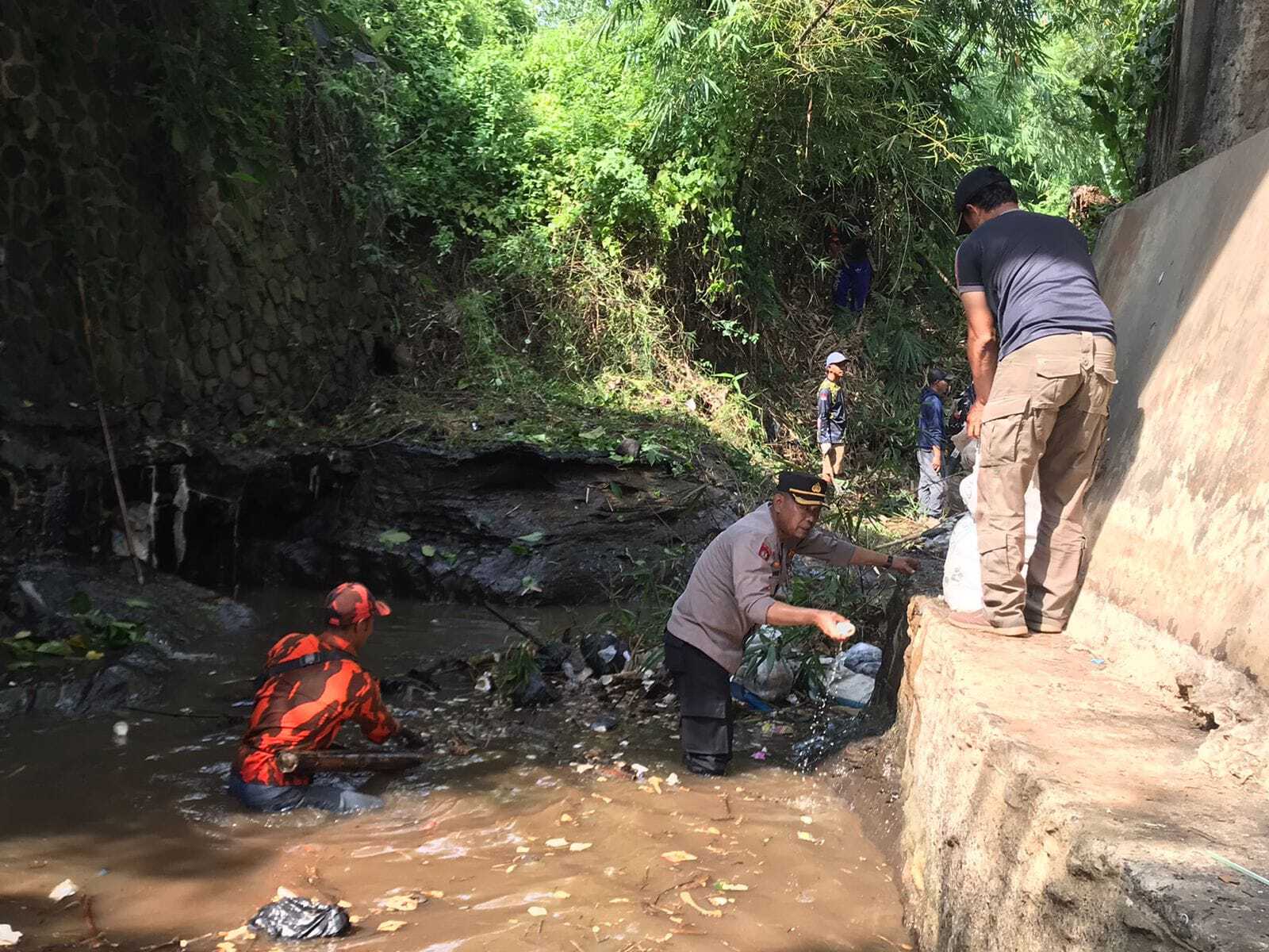 Sungai Cipeujeuh Garut Penuh Sampah, Polisi Bareng Pihak Terkait Gotong Royong Membersihkannya